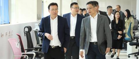 浙江省商務(wù)廳黨組成員、副廳長高秉學(xué)蒞臨恒林家居調(diào)研
